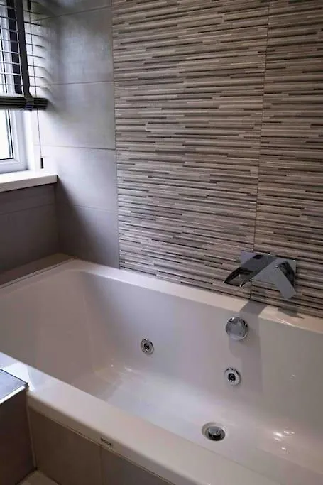 Hot Tub Cottage - Cross Lane Leeds  Leeds (West Yorkshire)