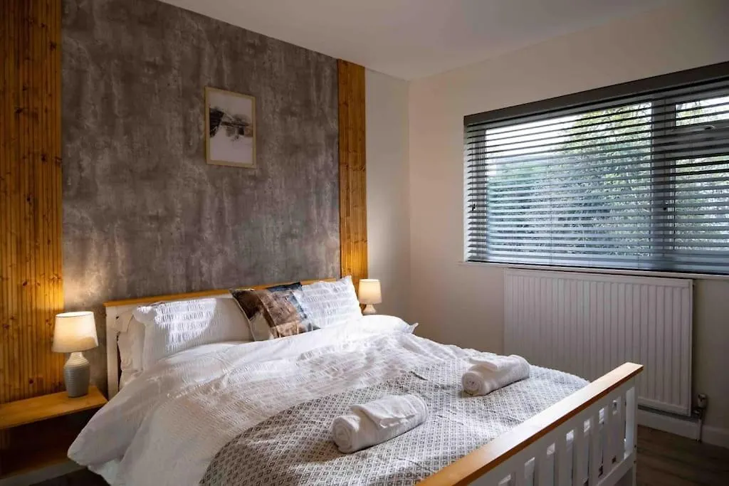 Villa Hot Tub Cottage - Cross Lane Leeds